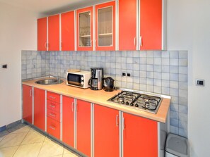 Cabinetry, Comptoir, Appareil De Cuisine, Cuisinière, Evier, Gaz Poele, Cuisine, Électroménager, Cooktop, Le Fourneau