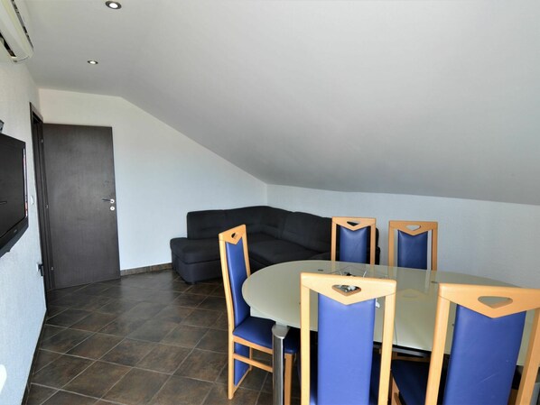 Tabelle, Möbel, Stuhl, Interior Design, Holz, Flooring, Fussboden, Grundeigentum, Gebäude