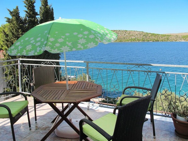 L'Eau, Ciel, Plante, Meubles, Propriété, Table, Vert, Parapluie, Bleu Azur, Ombre