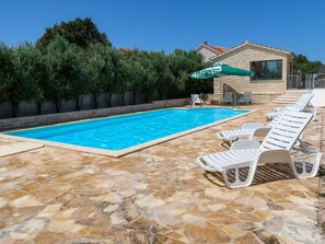 Ciel, L'Eau, Propriété, Piscine, Arbre, Ombre, Bâtiment, Rectangle, Mobilier De Jardin, Loisir