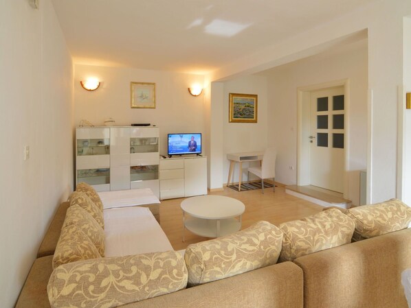 Picture Frame, Furniture, Property, Couch, Table, Comfort, Building, Lamp, Interior Design, Wood