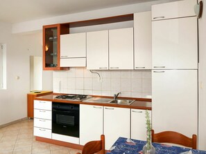 Cabinetry, Countertop, Eigentum, Möbel, Gebäude, Herd, Schublade, Küche, Holz, Flooring