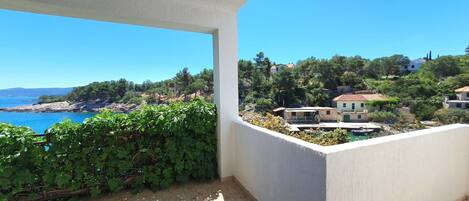 Cielo, Mesa, Mueble, Tiempo De Día, Propiedad, Planta, Montaña, Azur, Silla, Naturaleza