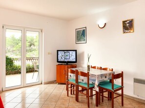 Table, Property, Picture Frame, Plant, Window, Wood, Chair, Lighting, Interior Design, Living Room