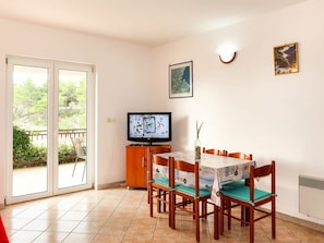 Table, Property, Picture Frame, Plant, Window, Wood, Chair, Lighting, Interior Design, Living Room