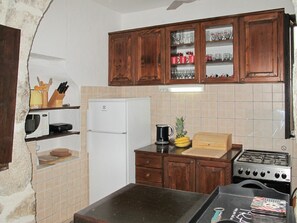 Cabinetry, Countertop, Eigentum, Gasherd, Küchengerät, Herd, Küche, Holz, Gebäude, Cooktop