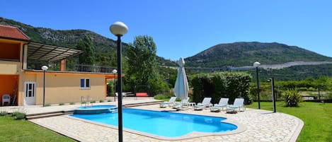 Piscine, Propriété, Loisir, Herbe, Immobilier, Maison, Bâtiment, Vacances, Villa, Biens