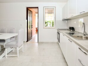 Evier, Cabinetry, Évier, Bâtiment, Blanc, Cuisine, Comptoir, Fenêtre, Design Intérieur, Robinet