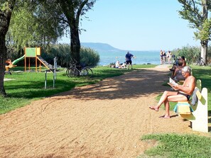Wasser, Pflanze, Himmel, Baum, Schatten, Gras, Freizeit, Gartenmöbel, Öffentlicher Raum