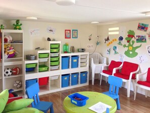 Meubles, Propriété, Design Intérieur, Table, Jaune, Salon, Étagère, Mur, Sol, Décoration