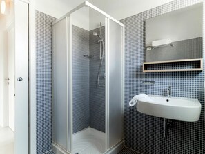 Miroir, Luminaire Plomberie, Évier, Bâtiment, Robinet, Salle De Bains, Lavabo, Éclairage, Design Intérieur