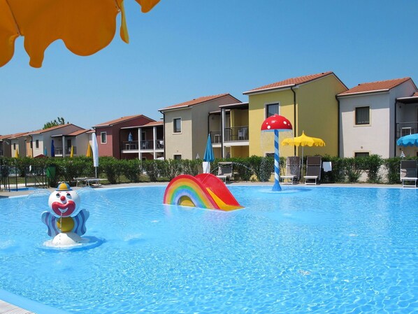 Water, Building, Sky, Property, Swimming Pool, Plant, Azure, Window, House, Shade