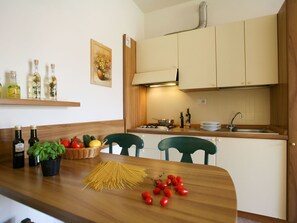 Tabelle, Möbel, Cabinetry, Countertop, Sinken, Holz, Orange, Interior Design, Bilderrahmen, Küche