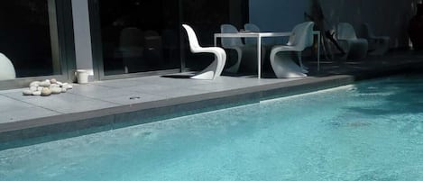 piscina privata con idromassaggio total body "nuoto controcorrente e cascata