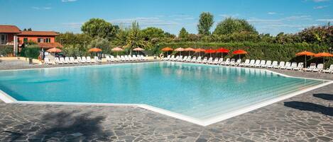 Water, Cloud, Sky, Swimming Pool, Azure, Plant, Tree, Building, Rectangle, Leisure