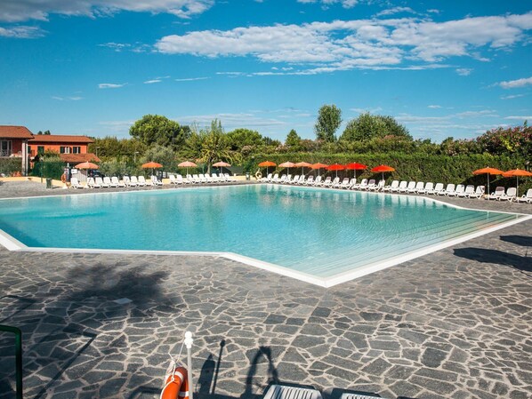 Water, Cloud, Sky, Swimming Pool, Azure, Plant, Tree, Building, Rectangle, Leisure