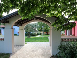 Plant, Shade, Infrastructure, Tree, Grass, Public Space, Residential Area, Building, Urban Design