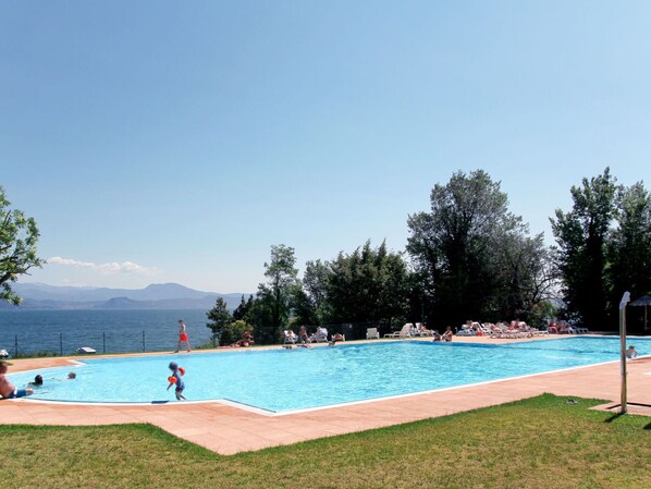 Water, Sky, Plant, Swimming Pool, Tree, Shade, Grass, Building, Leisure, Landscape