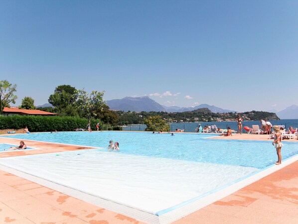 Himmel, Wasser, Schwimmbad, Azurblau, Berg, Baum, Freizeit, Ferienort, Schatten, Erholung