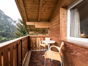 Property, Room, House, Building, Wood, Home, Interior Design, Real Estate, Log Cabin, Cottage