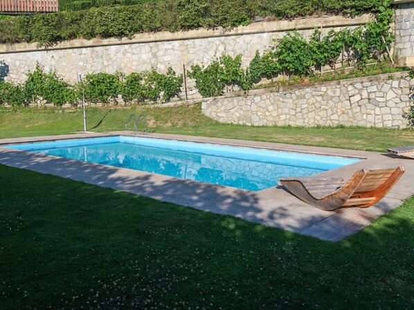 L'Eau, Plante, Propriété, Piscine, Bleu Azur, Rectangle, Mobilier De Jardin, Ombre, Herbe, Sol
