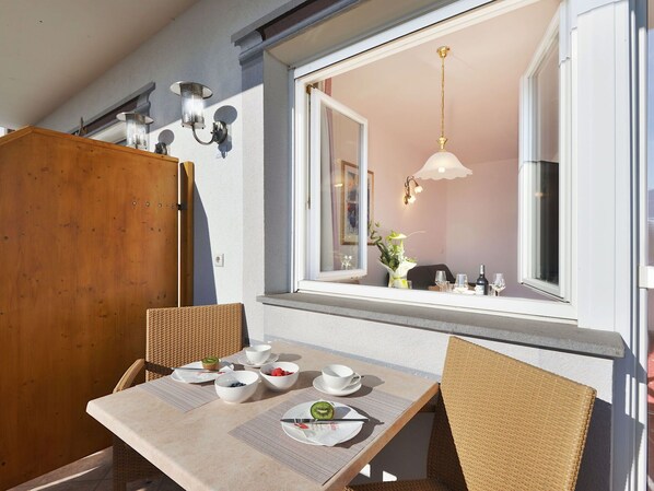 Table, Meubles, Propriété, Cabinetry, Bois, Design Intérieur, Chaise, Bâtiment, Architecture, Sol