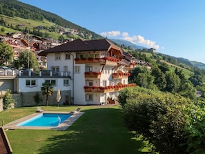Bâtiment, Plante, Ciel, Jour, Montagne, Fenêtre, La Nature, Nuage, Bleu Azur, Arbre