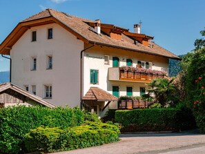 Sky, Mountain, Daytime, Building, Plant, Natural Landscape, House, Vegetation, Highland, Tree