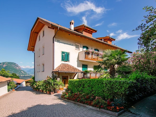 Sky, Mountain, Daytime, Building, Plant, Natural Landscape, House, Vegetation, Highland, Tree