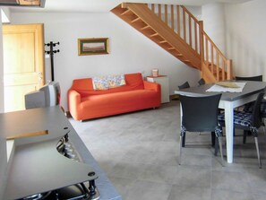 Tabelle, Eigentum, Möbel, Couch, Komfort, Holz, Beleuchtung, Interior Design, Flooring, Fussboden