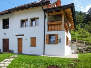 Pflanze, Himmel, Gebäude, Fenster, Baum, Tür, Grundstueck, Haus, Holz