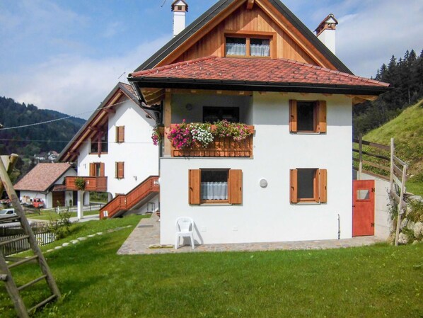 Himmel, Pflanze, Wolke, Gebäude, Fenster, Eigentum, Baum, Grundstueck, Haus, Gras
