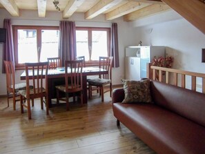 Fenster, Möbel, Tabelle, Couch, Gebäude, Holz, Vorhang, Wohnzimmer, Interior Design, Fussboden