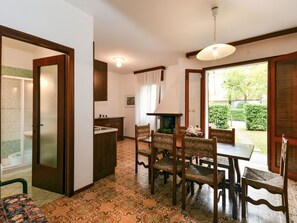 Zimmer, Eigentum, Möbel, Interior Design, Gebäude, Esszimmer, Decke, Haus, Fussboden, Grundeigentum