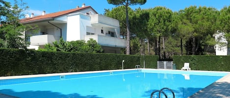 Agua, Cielo, Edificio, Planta, Propiedad, Piscina, Verde, Árbol, Azul, Azur