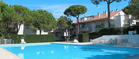 Ciel, L'Eau, Plante, Bâtiment, Piscine, Fenêtre, Arbre, Bleu, Bleu Azur, Ombre