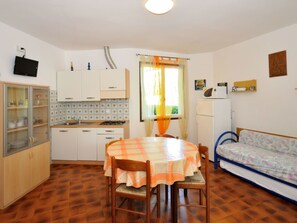 Room, Property, Furniture, Building, House, Real Estate, Floor, Interior Design, Kitchen, Home