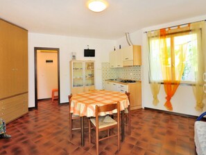 Room, Property, Furniture, Building, Floor, House, Interior Design, Real Estate, Dining Room, Table