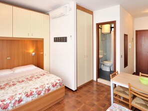 Bed, Bedroom, Room, Furniture, Property, Bed Sheet, Suite, Building, Interior Design, Mattress