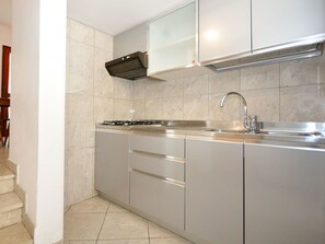 Eigentum, Zimmer, Fliese, Cabinetry, Möbel, Countertop, Interior Design, Küche, Fussboden, Sinken