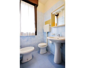 Bathroom, Property, Room, Interior Design, Toilet, Architecture, Plumbing Fixture, Toilet Seat, Tile, Building