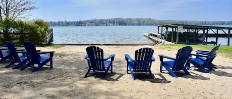 The Robin cottage is right on the lakefront of beautiful Hamlin Lake!
