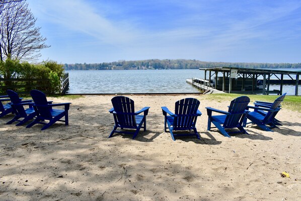 The Robin cottage is right on the lakefront of beautiful Hamlin Lake!
