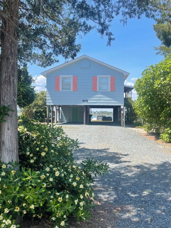 Charming SOUNDSIDE HAVEN cottage located on the soundside of Topsail Beach.