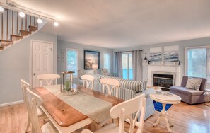 Living/dining area - lighting galore! 