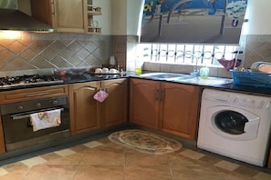 Spacious cooking with sink and washing machine