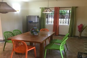 Dining & TV room easily for 6 people. 
