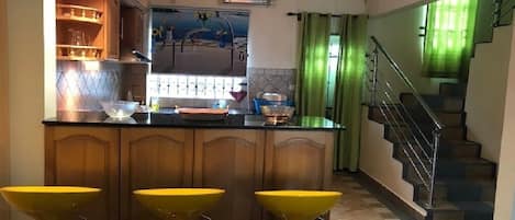 Full equipped american styled kitchen with oven, fridge, washing machine & hood.
