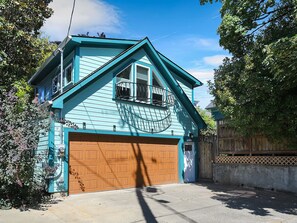 Tree house studio with private entrance 
