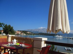 eating on terrace with view on the sea
